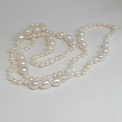 Halsband med vita pärlor i olika storlekar utan lås