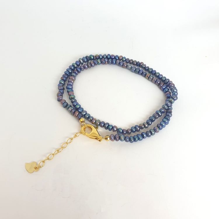 Små blå pärlor i trendigt kort halsband 36-40 cm
