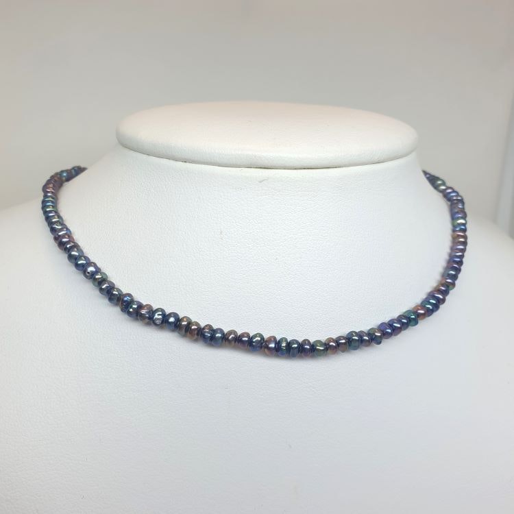 Små blå pärlor i trendigt kort halsband 36-40 cm