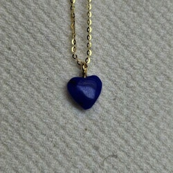 Halsband med förgylld silverkedja och hjärta i lapis lazuli
