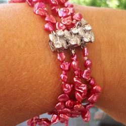 Armband med cerise pärlor i tre rader