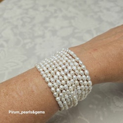 Armband med 10 rader vita pärlor och stort lås