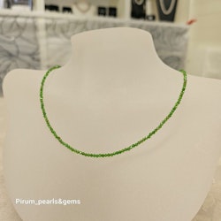 Halsband med fasettslipad chrome diopsid