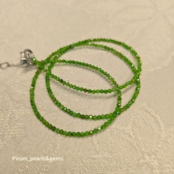 Halsband med fasettslipad chrome diopsid
