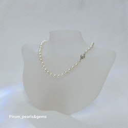 Pärlcollier med 6 mm vita japanska akoya pärlor och silverlås