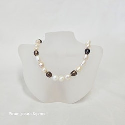 Halsband med natur- och infärgade stora pärlor och magnet silverlås