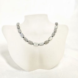Halsband med silvergrå månsten och spineller