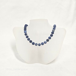Halsband med jeansblå dumorterit stenar 8mm med silverlås