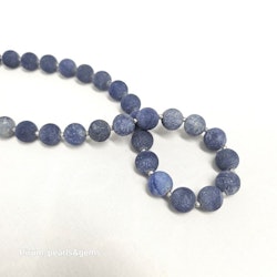 Halsband med jeansblå dumorterit stenar 8mm med silverlås