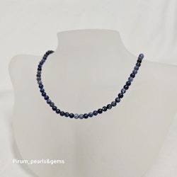 Halsband med 4 mm jeansblå sodalitsten