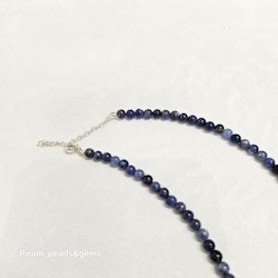 Halsband med 4 mm jeansblå sodalitsten