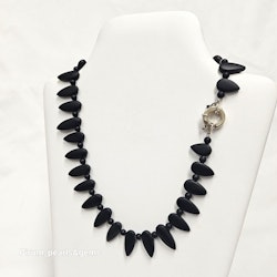 Halsband med tuff mattpolerad svart onyx