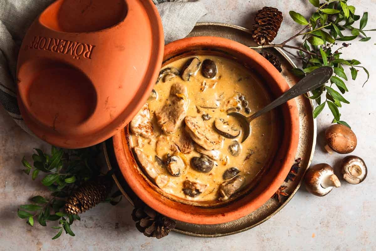 Gourmetgryta med svamp tillagad i en lergryta från Römertopf