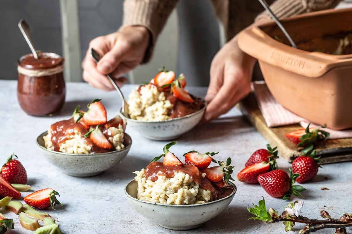 Risgrynagröt, vegetarisk med rabarber i en Römertopf