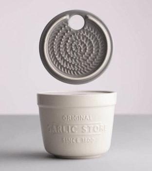 Mason Cash Vitlöksgömma med rivjärn i locket. Innovative Kitchen. Creme/Grå.