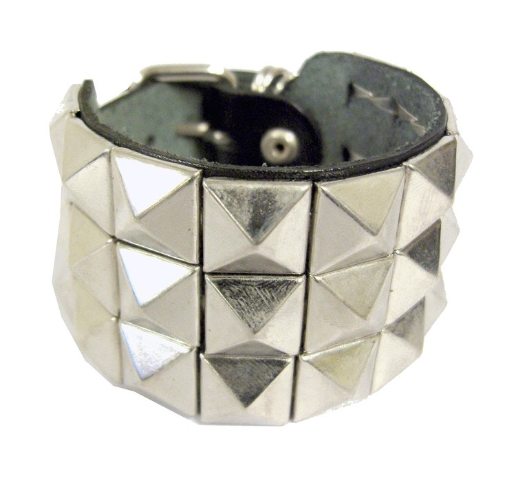 Bracelet with pyramid rivets