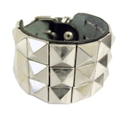 Armband med pyramidnitar