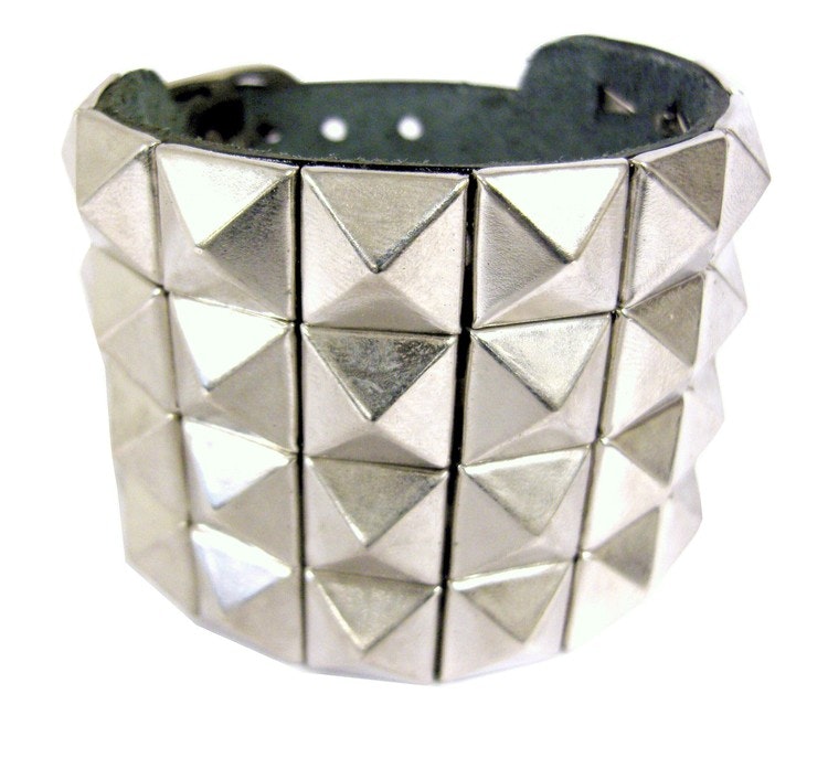 Bracelet with pyramid rivets