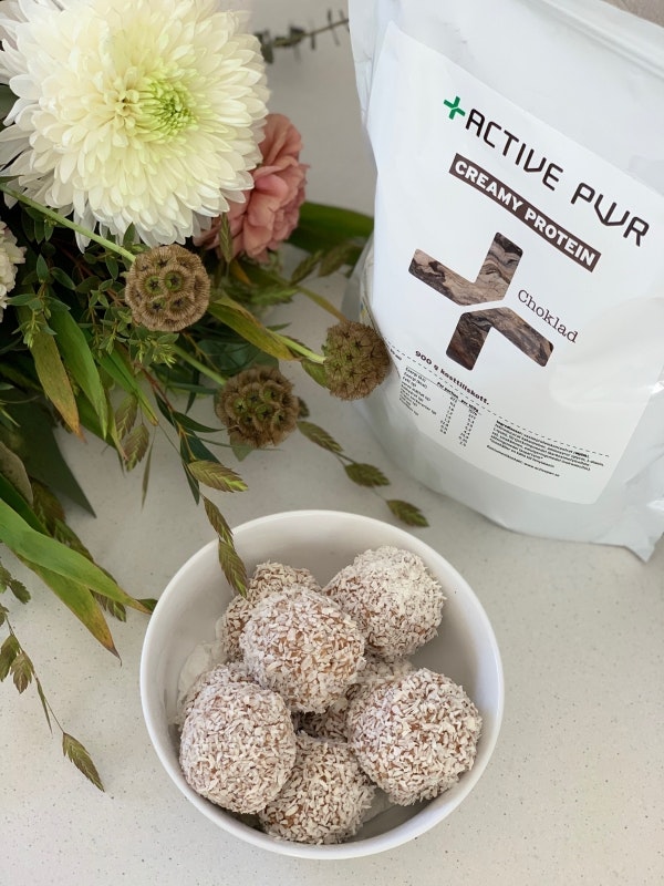 Rawballs med cashewnötter, daldlar och chokladprotein