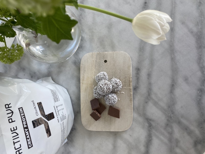 Energibollar med mandel, jordnötssmör och choklad