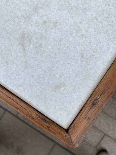 Sideboard i teak och marmor