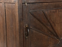 Mörkbrunt golvskåp med täckta dörrar