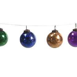Runda julkulor i fyra olika färger