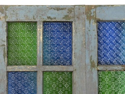 Gråblå fönster med färgade glas