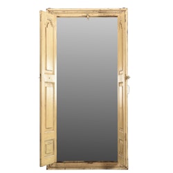 En större spegel med dörrar