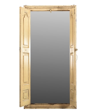 En större spegel med dörrar