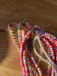 Genomskillniga och färgade pärlor Halsband