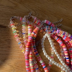 Genomskillniga och färgade pärlor Halsband