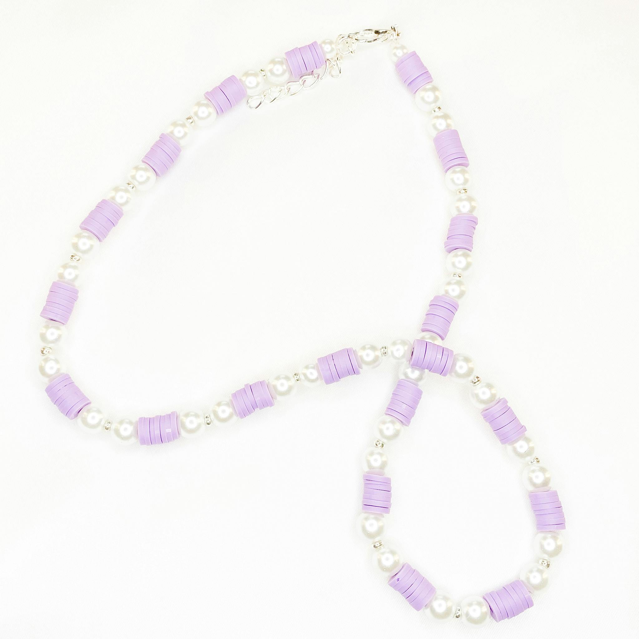 Halsband med lila och vita pärlor