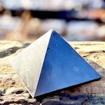 Shungit Pyramid XL polerad 10cm