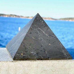 Shungit Pyramid XL opolerad 10cm