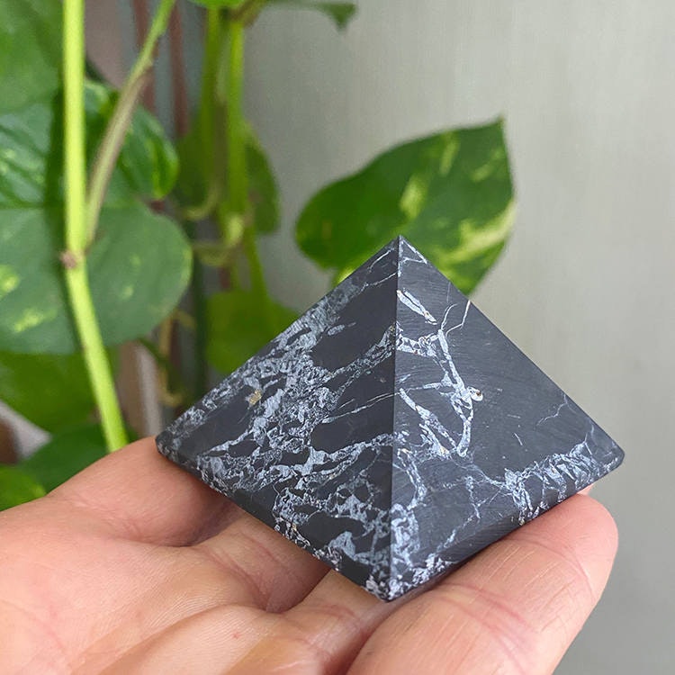 Shungit Pyramid M opolerad 5cm