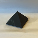 (FYND) Shungit Pyramid M opolerad 5cm