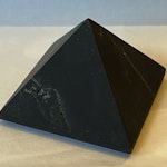 (FYND) Shungit Pyramid M opolerad 5cm