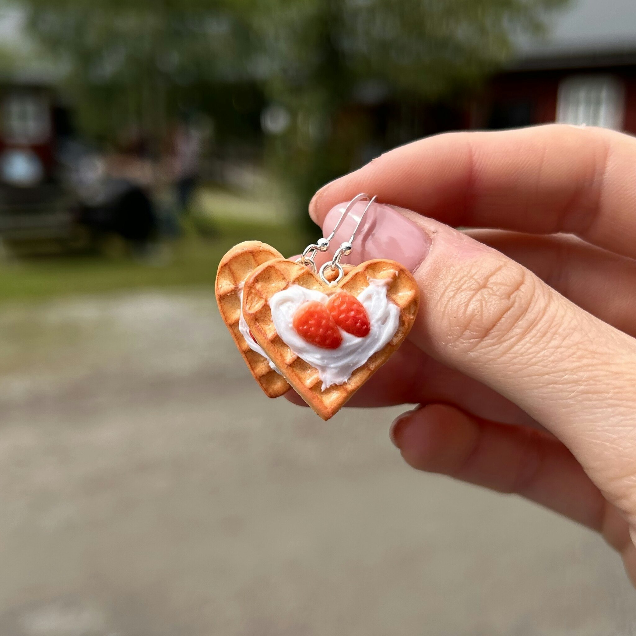 Våffelhjärtan med grädde & jordgubbar örhängen