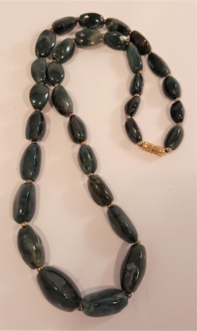 Halsband av mörk mossagat, avlånga stenar -65 cm