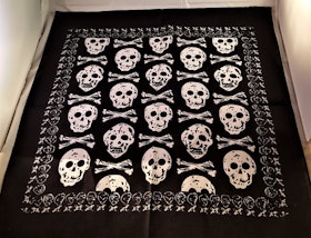 Scarf, motiv med stora dödskallar