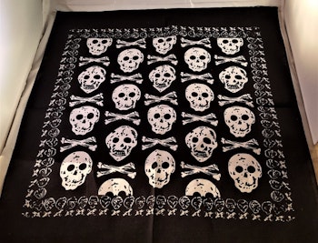 Scarf, motiv med stora dödskallar
