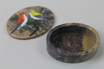 Vackert dekorerad ask med motiv av två fåglar och lock i sten