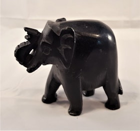 Handgjord svart elefant i sten