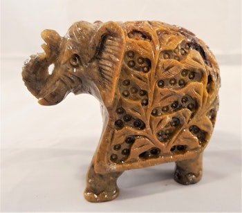 Handgjord uttäljd elefant med mantel