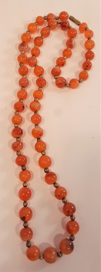 Halsband av runda Karneolstenar