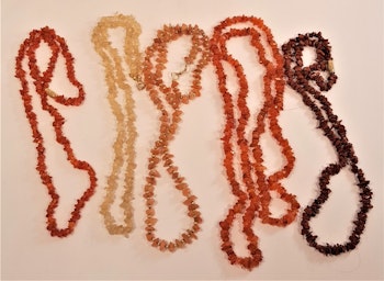 Halsband i olika  färger, 5 olika att välja på, x1