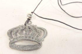 Julpynt, glittrande krona i metall, med snöre