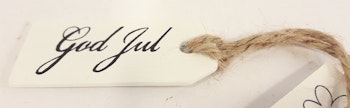 Julpynt, skylt i trä med text "God Jul", med snöre