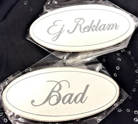 Fina “Ej Reklam” och "Bad" skyltar.